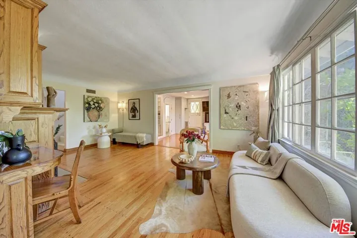 4947 Serrania Avenue, Woodland Hills, California 91364