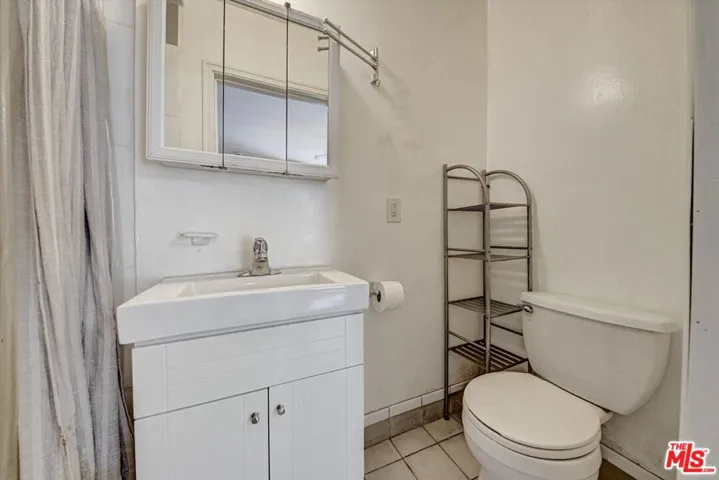 4947 Serrania Avenue, Woodland Hills, California 91364