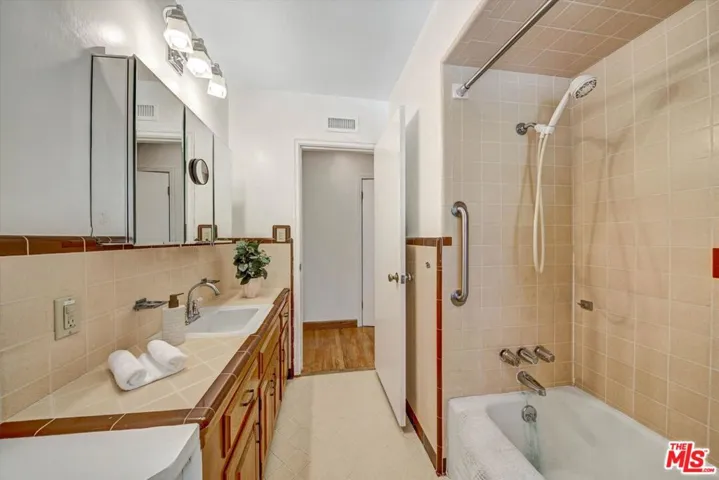 4947 Serrania Avenue, Woodland Hills, California 91364