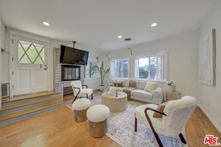 4947 Serrania Avenue, Woodland Hills, California 91364