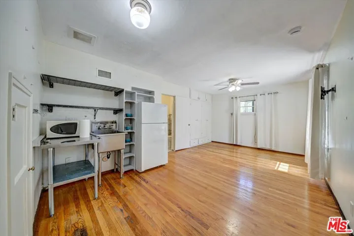 4947 Serrania Avenue, Woodland Hills, California 91364