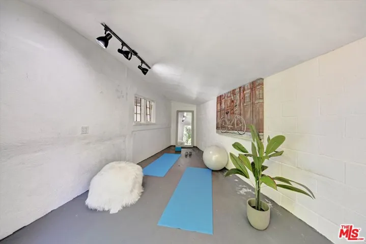 4947 Serrania Avenue, Woodland Hills, California 91364