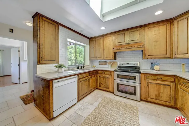 4947 Serrania Avenue, Woodland Hills, California 91364
