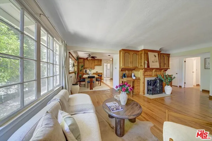 4947 Serrania Avenue, Woodland Hills, California 91364
