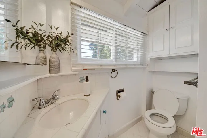 4947 Serrania Avenue, Woodland Hills, California 91364