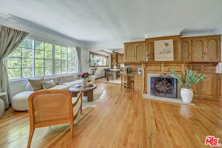 4947 Serrania Avenue, Woodland Hills, California 91364