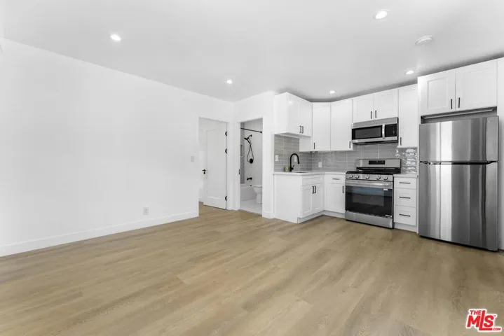 19433 Valerio Street 2, Reseda, California 91335