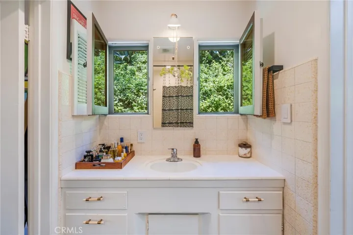 9861 Easton Drive, Los Angeles, California 90210