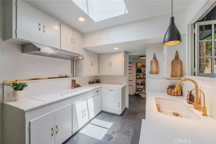 9861 Easton Drive, Los Angeles, California 90210