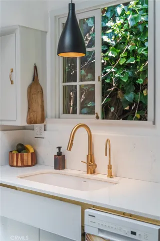 9861 Easton Drive, Los Angeles, California 90210