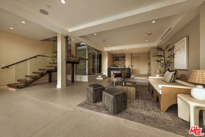 16838 Oak View Drive, Encino, California 91436