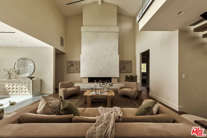 16838 Oak View Drive, Encino, California 91436