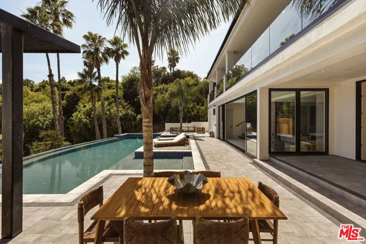 16838 Oak View Drive, Encino, California 91436