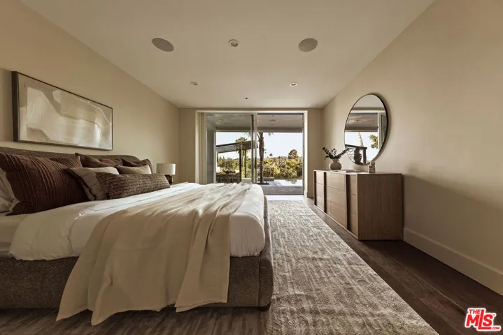 16838 Oak View Drive, Encino, California 91436