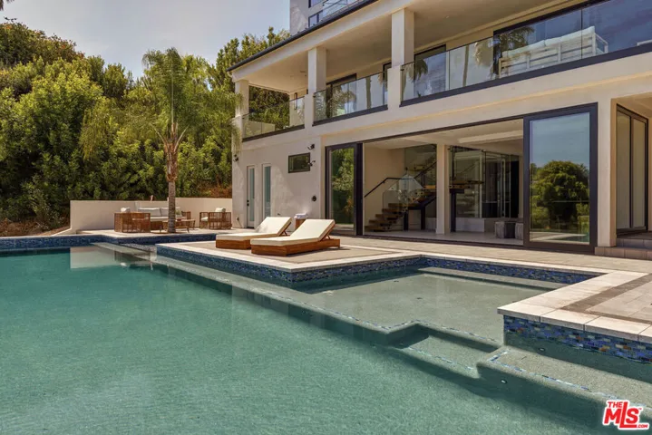 16838 Oak View Drive, Encino, California 91436