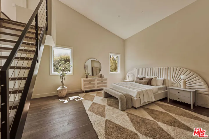 16838 Oak View Drive, Encino, California 91436