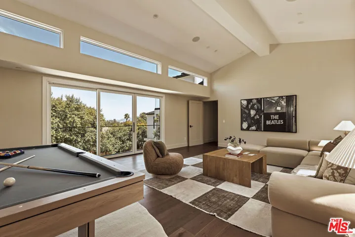 16838 Oak View Drive, Encino, California 91436