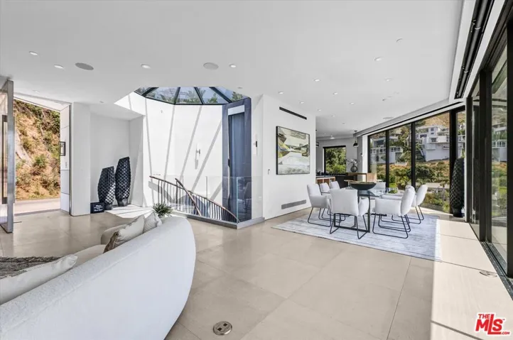 Living Room/Dining