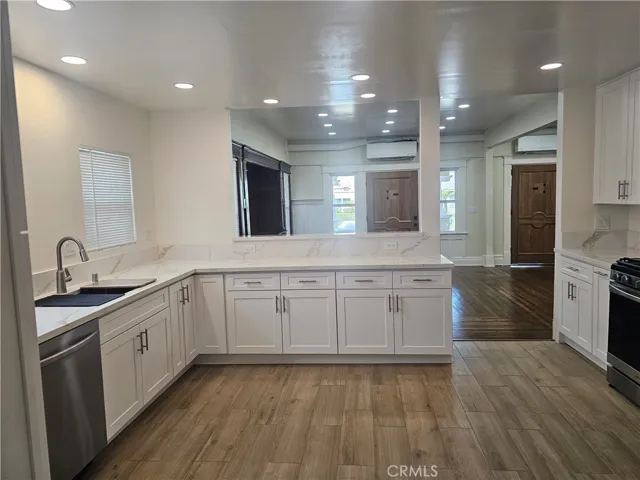 KITCHEN WITH BREAKFAST COUNTER