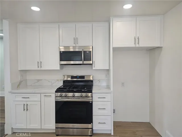 KITCHEN WITH GAS RANGE (WITH AIR FRYER) AND BUILT-IN MICROWAVE OVEN
