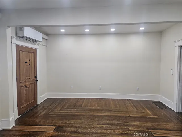 LARGE DINING ROOM CAN FIT A TABLE FOR 12