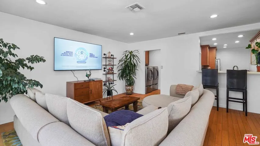 3801 Sutro Avenue, Los Angeles, California 90008