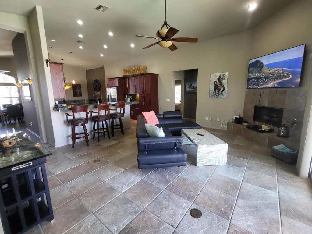 Family Rm to Kitchen Family Rm to Kitchen