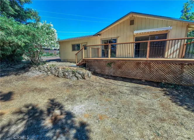side looking to driveway/garage