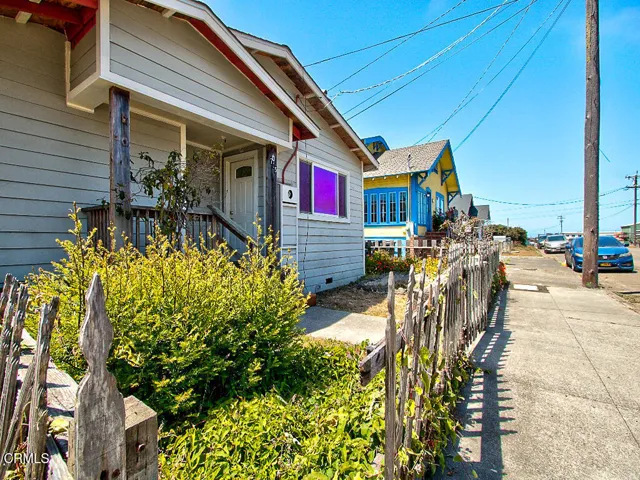 715 West Street front yard