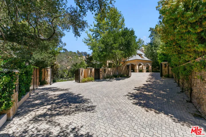 3911 Oeste Avenue, Studio City, California 91604