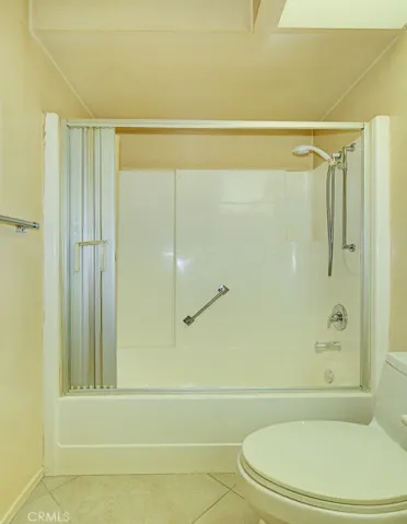 Shower/tub combo in guest bathroom.