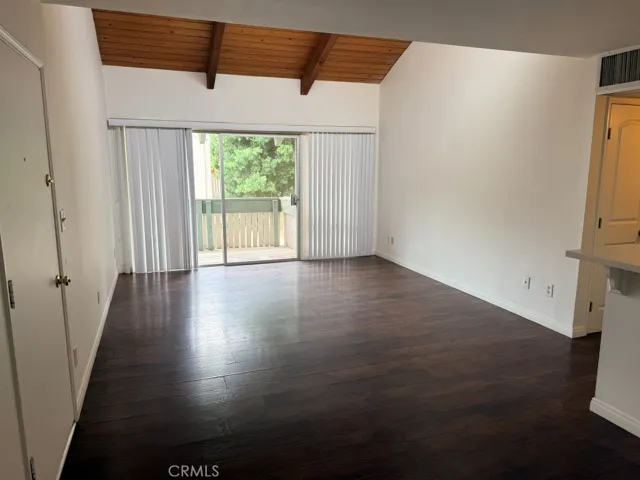 8601 International 265, Canoga Park, California 91304