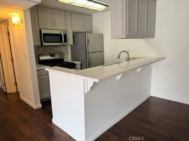 8601 International 265, Canoga Park, California 91304