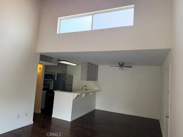 8601 International 265, Canoga Park, California 91304
