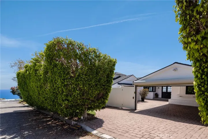225 Notteargenta Road, Pacific Palisades, California 90272