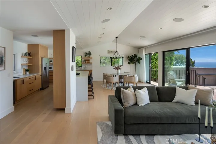 225 Notteargenta Road, Pacific Palisades, California 90272