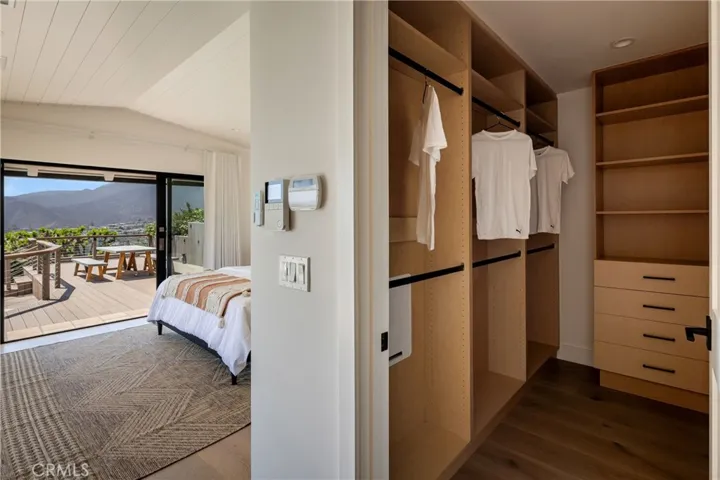 225 Notteargenta Road, Pacific Palisades, California 90272