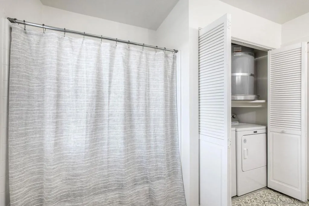 Shower/tub