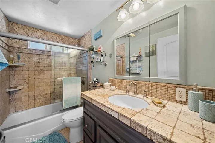 Upstairs bathroom/shower/tub