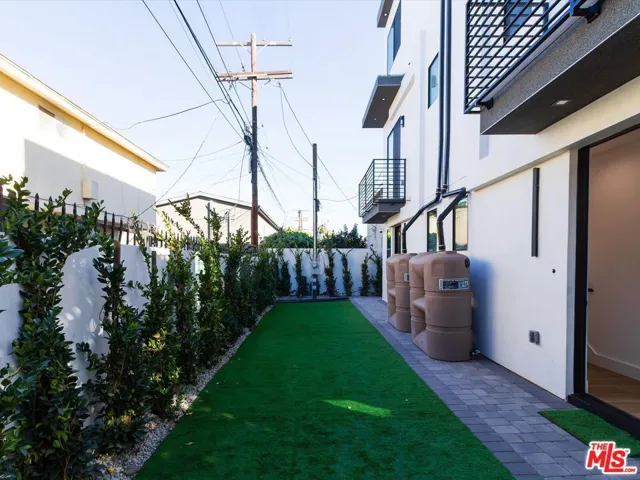 2817 1/2 S Redondo Boulevard, Los Angeles, California 90016
