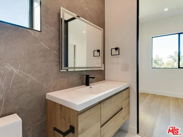 2817 1/2 S Redondo Boulevard, Los Angeles, California 90016