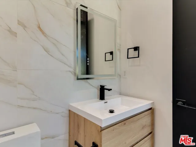 2817 1/2 S Redondo Boulevard, Los Angeles, California 90016