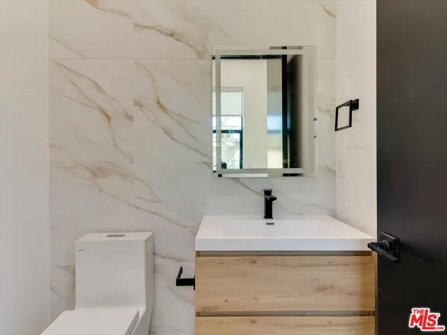 2817 1/2 S Redondo Boulevard, Los Angeles, California 90016