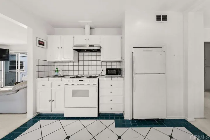 880 Tarento Drive, Point Loma, California 92106