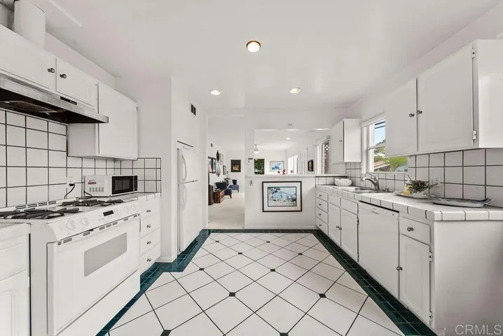880 Tarento Drive, Point Loma, California 92106