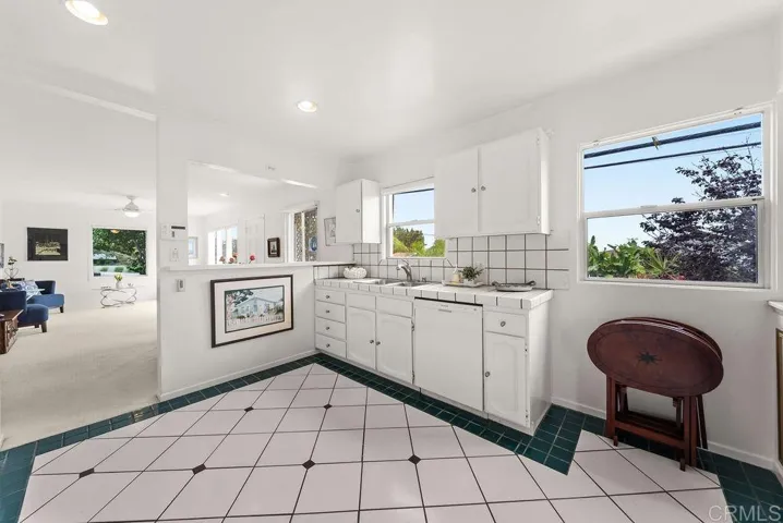 880 Tarento Drive, Point Loma, California 92106