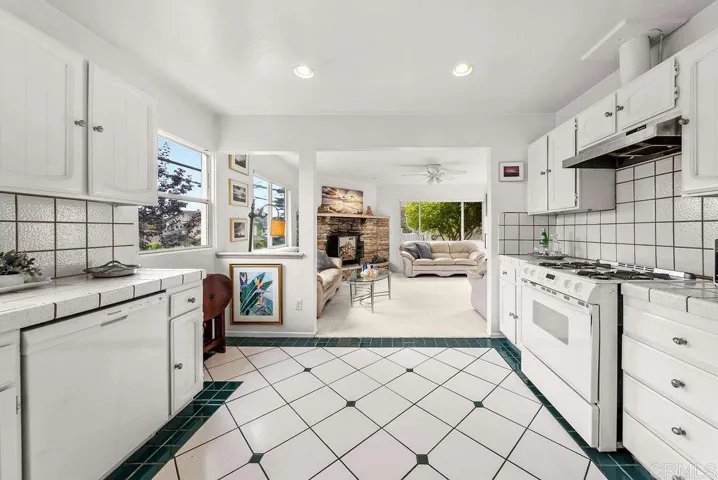880 Tarento Drive, Point Loma, California 92106