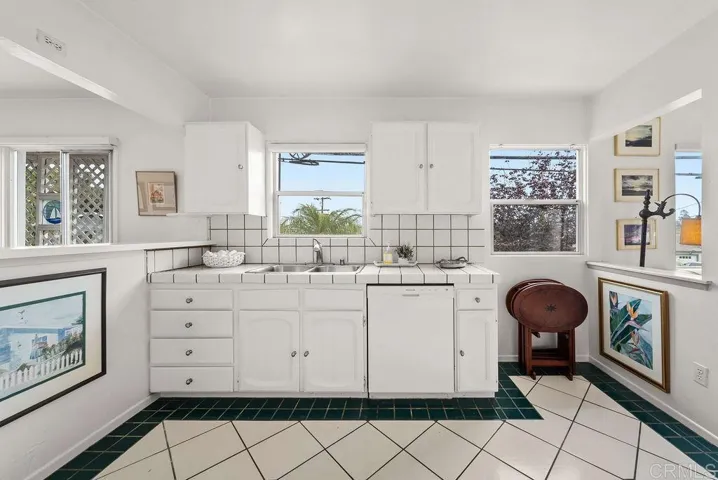 880 Tarento Drive, Point Loma, California 92106