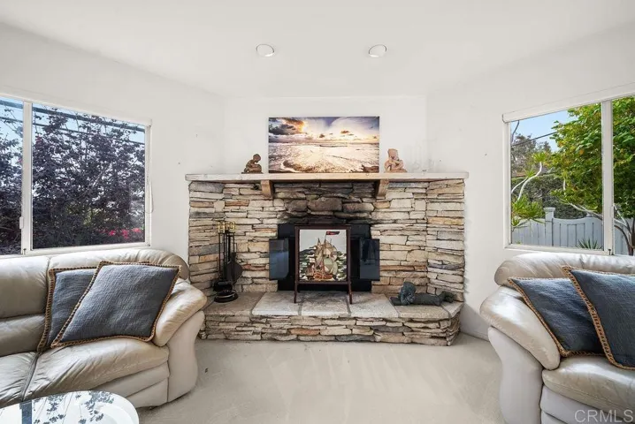 880 Tarento Drive, Point Loma, California 92106