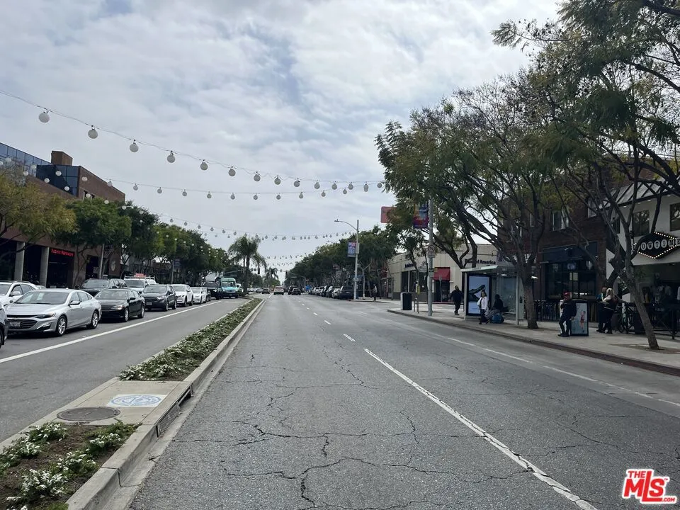 Santa Monica Blvd - 3 Blocks